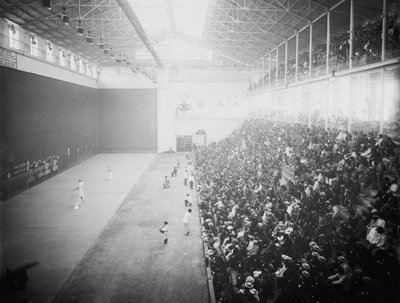 Le Jai alai est un sport impliquant une balle rebondie sur un espace muré en l