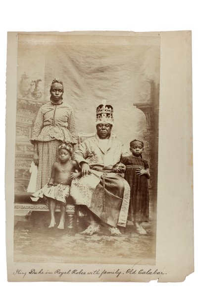 Roi Duke en robes royales avec sa famille, Old Calabar, Nigeria, vers 1890 - Unbekannt