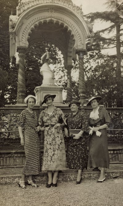 Dames posant sous le monument à l