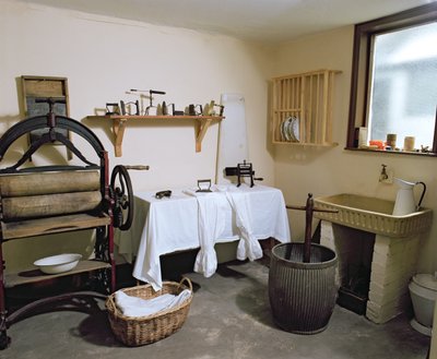 Intérieur de cuisine victorienne tardive avec une cuisinière en fonctionnement - Unbekannt