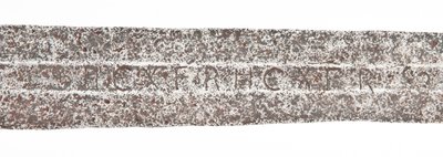 Épée médiévale tardive, avec une lame viking antérieure et portant les armes de la famille De Bohun, comtes de Hereford et d