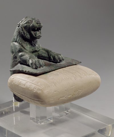 Lion tenant une tablette de fondation hourrite, vers 2150 av. J.-C. - Unbekannt