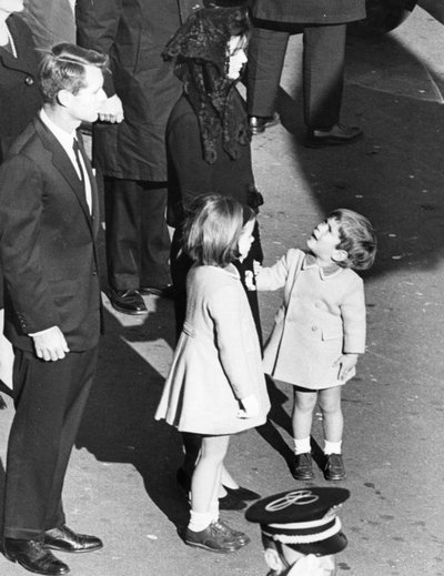 Le petit John Kennedy regarde sa mère, comme pour dire : 