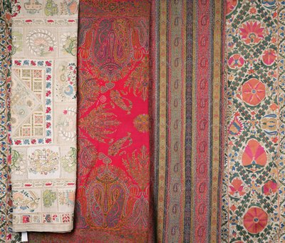 De gauche à droite : Mihrab Susani, Ouzbékistan, fin du 19ème siècle ; Châle, Cachemire, fabriqué par Momtaz - Unbekannt