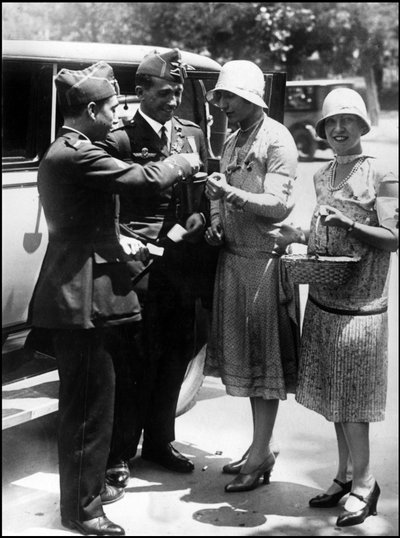 Madrid (Espagne) juin 1929 : Les deux pilotes espagnols Jimenez et Iglesias qui reviennent de leur voyage en Amérique du Sud (Ils ont traversé l