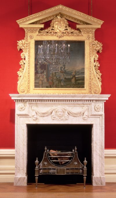 Cheminée en marbre sculptée avec ogee et denticules et appliqué masque 