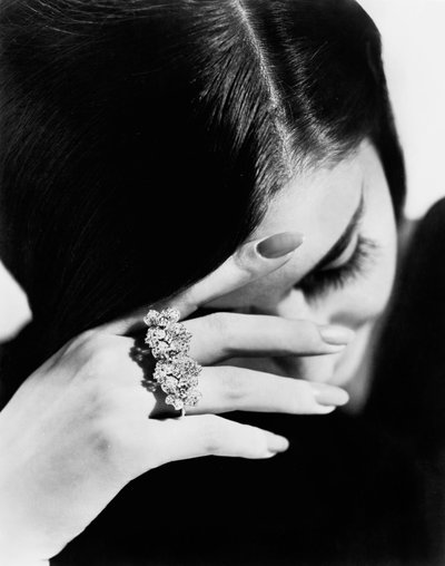 Mannequin portant une bague réalisée par le bijoutier Giulio Veronesi, Bologne (photo n/b) - Unbekannter Künstler
