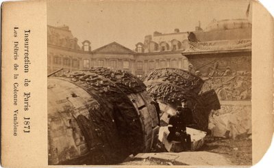 Municipalité de Paris (1871) : deux communards posant près des débris de la colonne tombée de la Place Vendôme à Paris. Photographie anonyme. Dim. 10,5x6,4 cm - Unbekannt