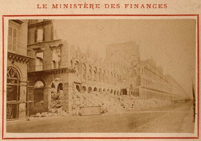 Commune de Paris (1871) : vue du ministère des Finances en ruines à Paris en mai 1871. Photographie de Pierre Pepetit. Impression sur carton, Dim. 9x5,4 cm - Unbekannt