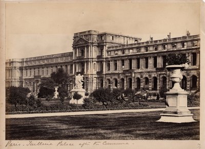 Commune de Paris (1871) : vue du Palais des Tuileries à Paris vers mai 1871. Photographie anonyme - Unbekannt
