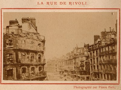 Municipalité de Paris (1871) : vue des bâtiments incendiés sur la rue de Rivoli à Paris en mai 1871 - Unbekannt