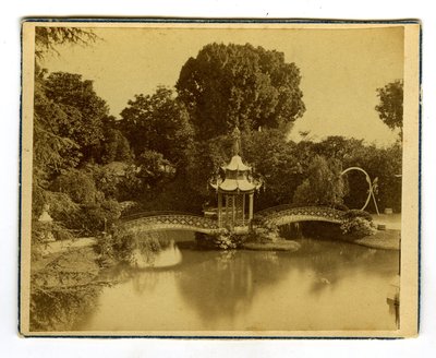 Orléans, Loiret (45), Centre, France, Pavillon et pont chinois dans un parc d