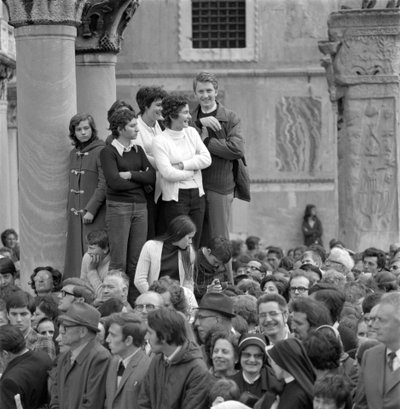 PERSONNES REGARDANT LE CARDINAL ALBINO LUCIANI (Jean-Paul Ier) AVEC LE PAPE PAUL VI À VENISE - 1972 - Unbekannt