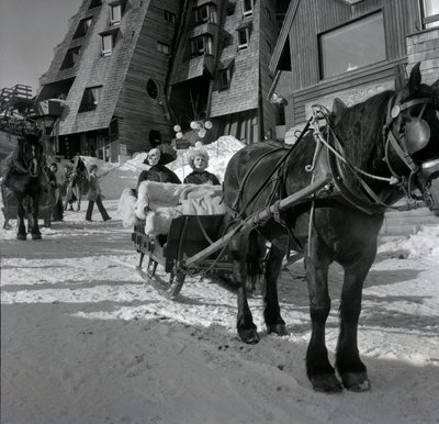 P. Topaloff et Alice Sapritch à Avoriaz pendant le Festival du Film Fantastique le 29 janvier - Unbekannter Künstler