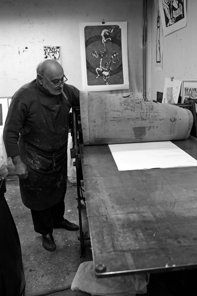 Portrait de Dikran Daderian, peintre et graveur libanais. Préparation du tirage. Atelier de gravure Pasnic à Paris en 2008 - Unbekannt