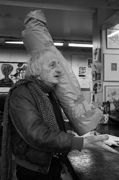 Portrait de Michel Haas, peintre français. Atelier de gravure Pasnic à Paris en 2009 - Unbekannt