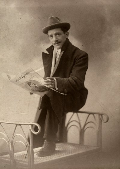 Portrait du photographe Luigi Betti lisant le journal "Kundo argentino" - Unbekannter Künstler
