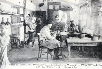 Carte postale représentant des artisans au travail fabriquant de la poterie d