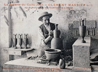 Carte postale avec Clement Massier (1844-1917), maître potier de la Poterie de Golf-Juan au travail dans son atelier, France, 20e siècle - William M. Timlin