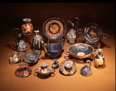 Groupe de poterie montrant un kantharos en Bucchero étrusque et un guttus en Gnathia, centre, VIe siècle av. J.-C. - Unbekannt