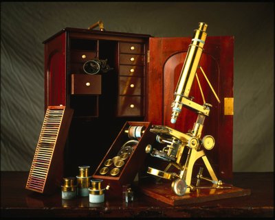 Microscope en laiton Powell et Lealand avec trois pieds équipé d