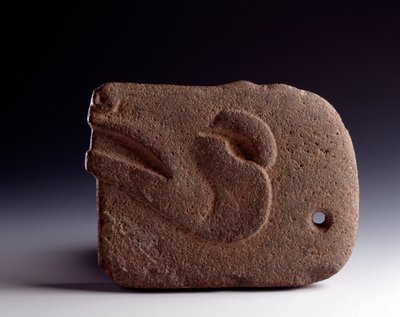 Art précolombien, civilisation maya, période classique : hache zoomorphe en pierre sculptée représentant la tête d