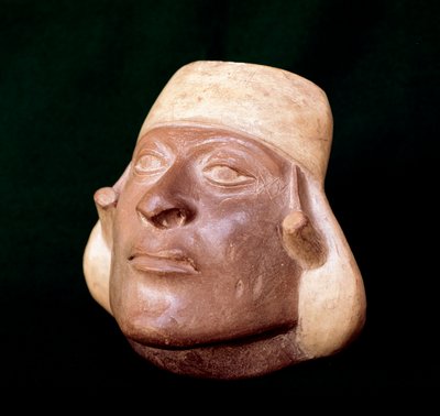 Art précolombien, civilisation mochica : vase en terre cuite représentant la tête d