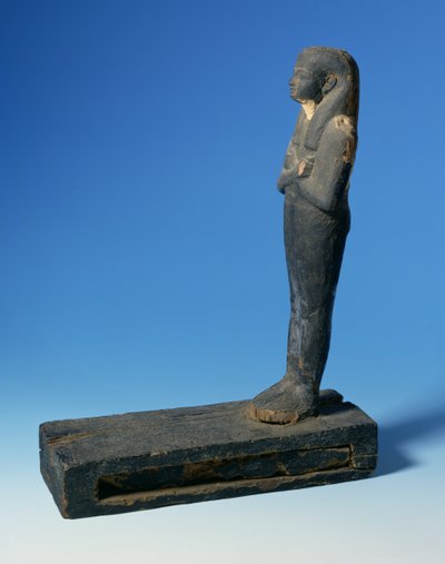 Figure de Ptah-Sokar-Osiris avec perruque tripartite et bras croisés sur un socle rectangulaire avec un compartiment contenant une section de papyrus, égyptien, 21e-22e Dynastie, c.900 av. J.-C. (bois) - Unbekannt