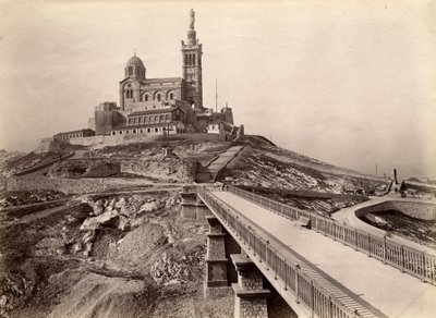 Architecture religieuse : vue extérieure de la Basilique de Notre Dame de la Garde (Notre-Dame-de-la-Garde), également appelée la « Bonne Mère » (1853-1864), construite d
