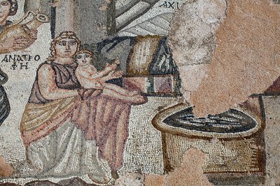Représentation du nouveau-né Achille avec sa nourrice Anatrophe et Ambroisie, symbole de la nourriture des dieux et de l