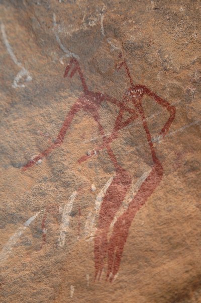 Art rupestre, Préhistoire : Peinture rupestre de deux personnages longilignes dans un abri orné dans les montagnes de l