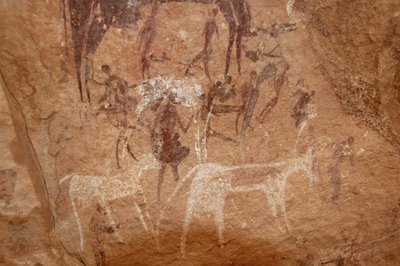 Art rupestre, Préhistoire : Peinture rupestre de personnages et de vaches dans un abri orné dans le massif de l
