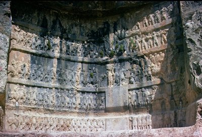 Relief rocheux représentant le roi sassanide Shapur I, la cavalerie perse et les tributaires, 3ème siècle - Unbekannt