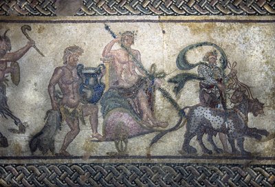 Art romain : le triomphe de Dionysos (Bacchus, Bacco). Le dieu monté sur un char au centre. Il porte une couronne de laurier et tient un thyrse (lance entourée de lierre avec une pomme de pin à la fin). Deux panthères avancent devant lui. - Unbekannt