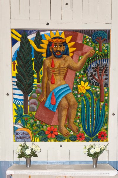Art sami; Jésus-Christ; sculpture en bois colorée; autel sami-chrétien conçu par l