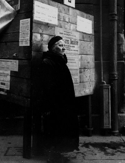 Seconde Guerre mondiale (1939-1945) - Paris (France) 29 avril 1945 : Une Parisienne âgée devant les panneaux électoraux lors des élections municipales. Par la décision du CFLN du 21 avril 1944, les femmes françaises pouvaient voter pour la première fois - Unbekannt
