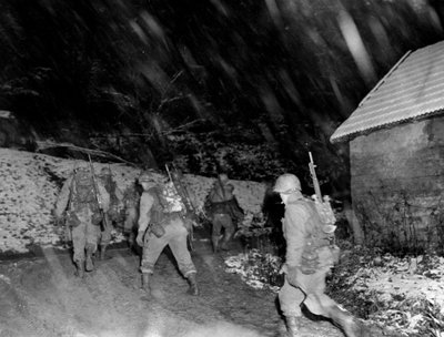 Seconde Guerre mondiale (1939-1945) : Région de Langefosse (Vosges), novembre 1944 : Fantassins du 142e RI de la 36e DI de la 7e armée américaine revenant des lignes sous une tempête de neige - Unbekannt