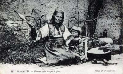 Serbie, Monastir : femme serbe occupée à courir, Monastir est désormais appelé Bitola et se trouve en Macédoine - Carte postale 1914-1918 - William M. Timlin