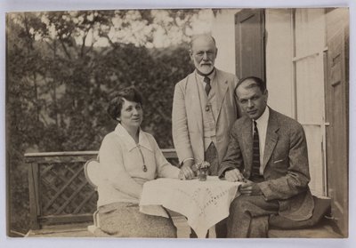 Sigmund Freud et Horace W. et Anjelika Frink, vers 1920 (photo n/b) - Unbekannt