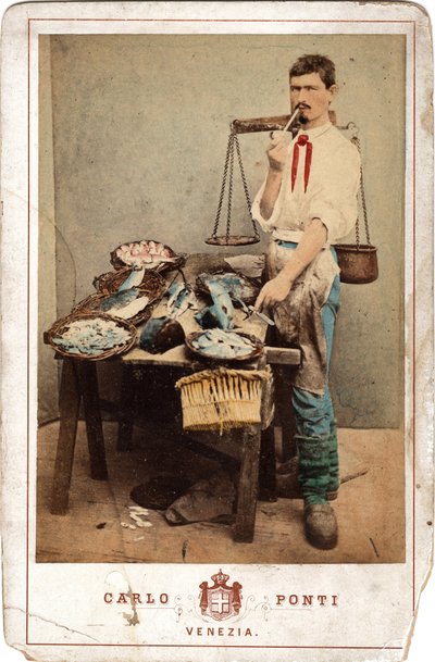 Petits métiers : portrait de poissonnier, près de son étal de poissons, Venise. 19e siècle - Unbekannt