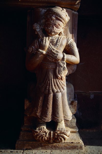 Statue en pierre du 18ème siècle jouant du Ravanhathd ou de la Veena - Unbekannter Künstler