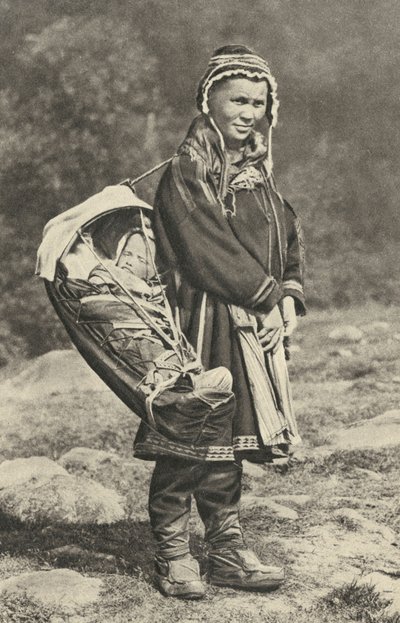 Suède. Femme laponne portant son bébé dans un berceau en peau de renne. 1920 - Unbekannt