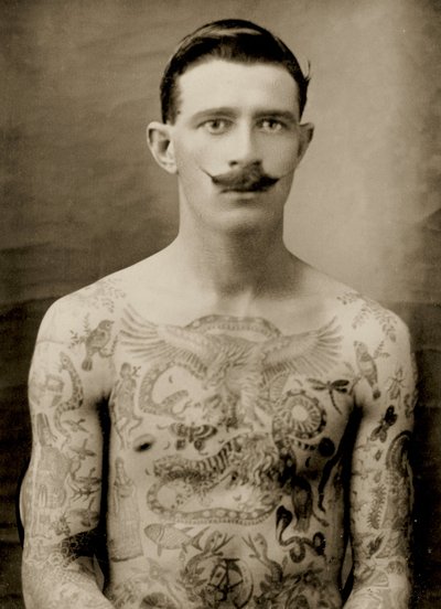Marin britannique tatoué pendant la Grande Guerre de 1914-18 (vue de face) (photo n/b) - Unbekannter Künstler