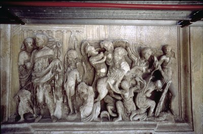 La façade arrière, détail de la décoration en relief antique (certaines pièces de l