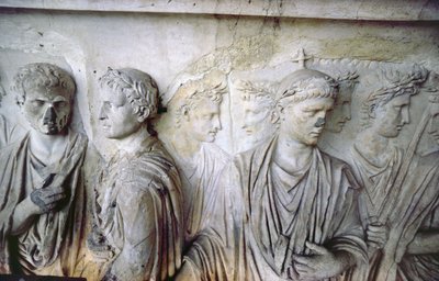 La façade arrière, détail de la décoration en relief antique (certaines pièces de l