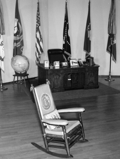La célèbre chaise à bascule du président John Fitzgerald Kennedy, son bureau et d