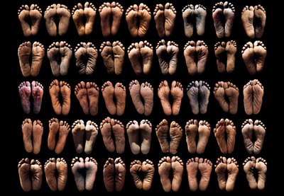 Les pieds qui ont marché vers la liberté, pieds de femmes qui avaient toutes marché pour échapper aux conflits, aux viols et aux meurtres pour atteindre la sécurité, la série d