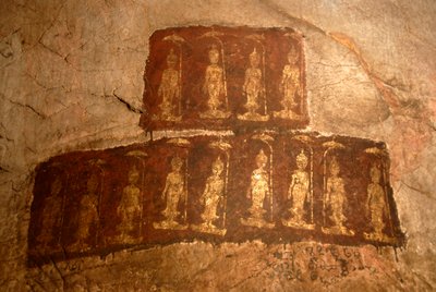 Bouddhisme Theravada; ancienne peinture murale; Bouddha Shakyamuni debout; Mudra; Varada; geste d