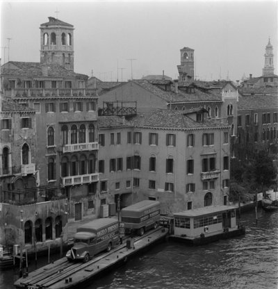 Camions sur le Grand Canal à Venise 1960 - Unbekannt