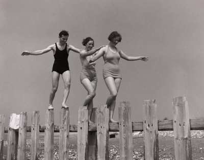 Deux femmes et un homme marchant le long d